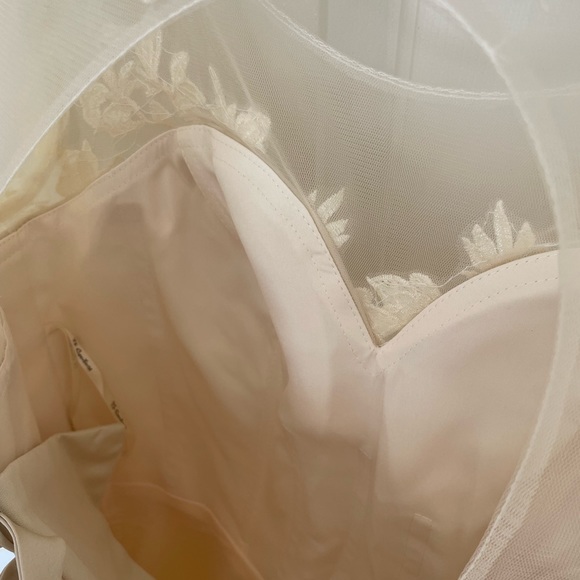 Gorgeous champagne lace wedding gown - Picture 12 of 12